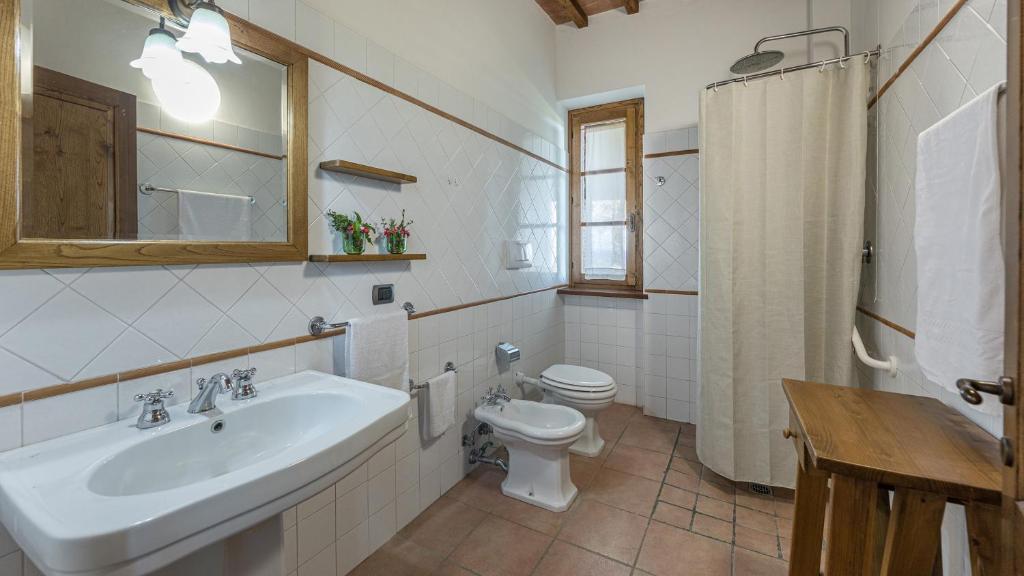 une salle de bain blanche avec un lavabo et des toilettes dans l'établissement TENUTA MONTIEPOLI 12&3, Emma Villas, à Valfabbrica