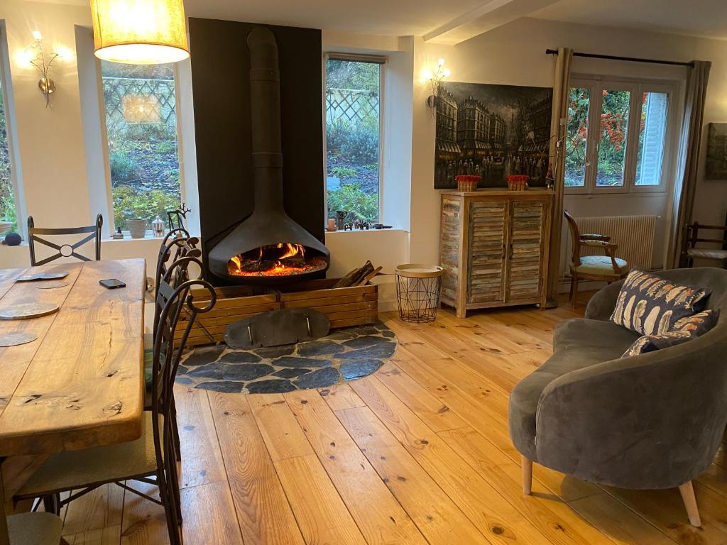 VILLA LES TERRASSES dans la nature avec piscine à 2 pas de Lyon, 5