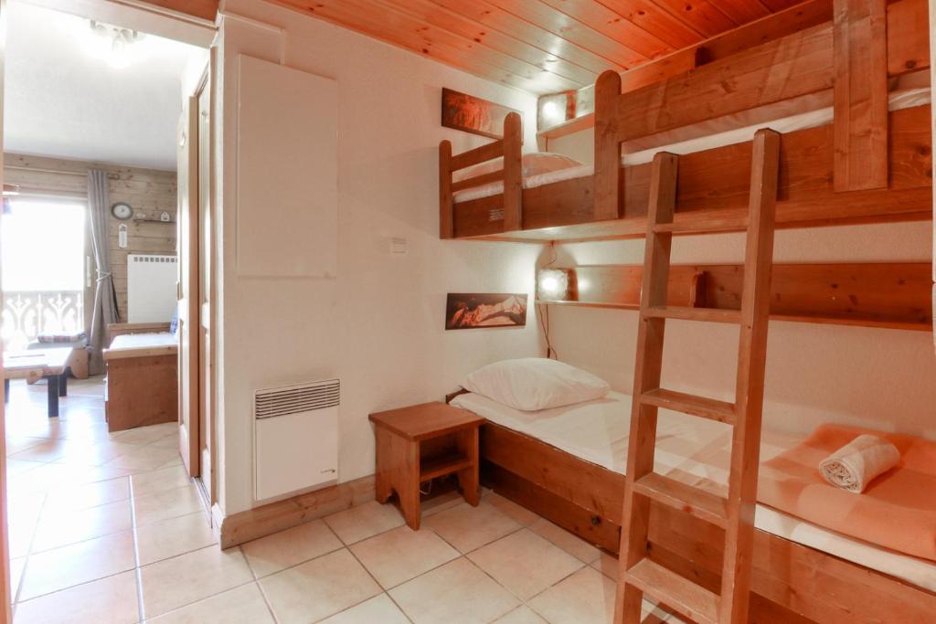 Cette chambre dispose de lits superposés et d'un bureau. dans l'établissement Prarion ski in ski out and swimming pool !, aux Houches