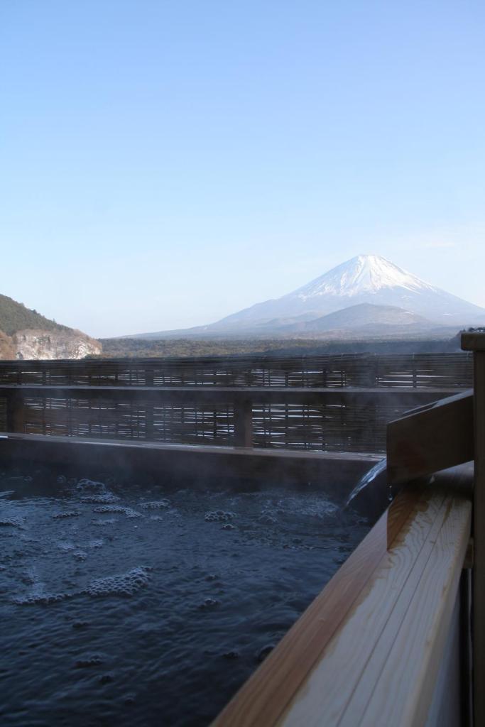 un barrage avec une montagne en arrière-plan dans l'établissement Yamadaya Hotel, à Fujikawaguchiko