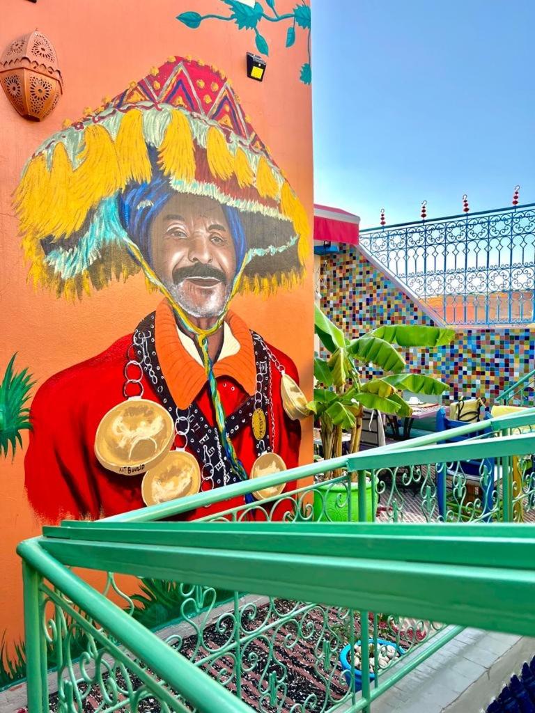 une peinture d'un homme portant un sombrero dans l'établissement Riad Eva, à Marrakech