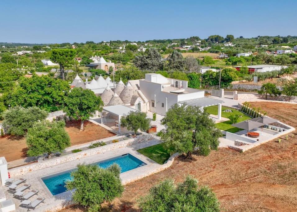 une vue aérienne d'une maison avec piscine dans l'établissement Trullo Under The Apulian Sky By Raro Villas, à Martina Franca