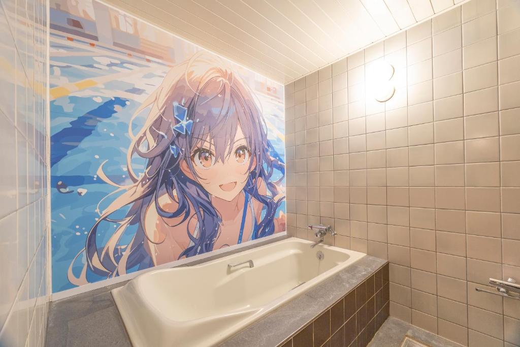 La salle de bains est pourvue d'une peinture murale à côté d'une baignoire. dans l'établissement ホテル ムービームービー 岐阜, à Gifu 48 autres photos
