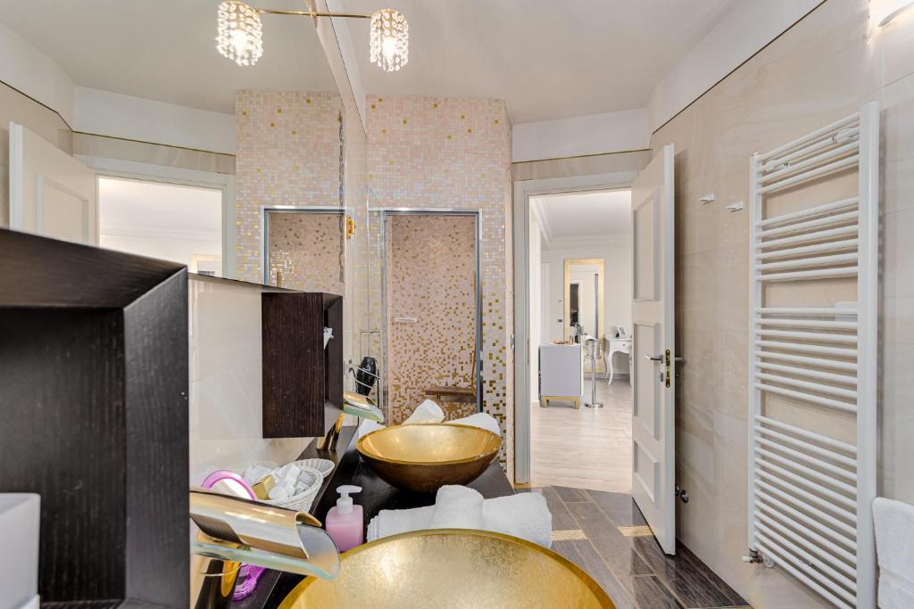 - une salle de bains avec un bol en or au milieu d'une pièce dans l'établissement Hotel Buratti, à Cervia