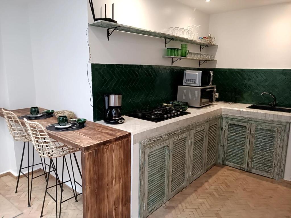 Cuisine ou kitchenette dans l'établissement Riad KaBaYa Charme Exclusif Privatisé 2 à 8 Pers.