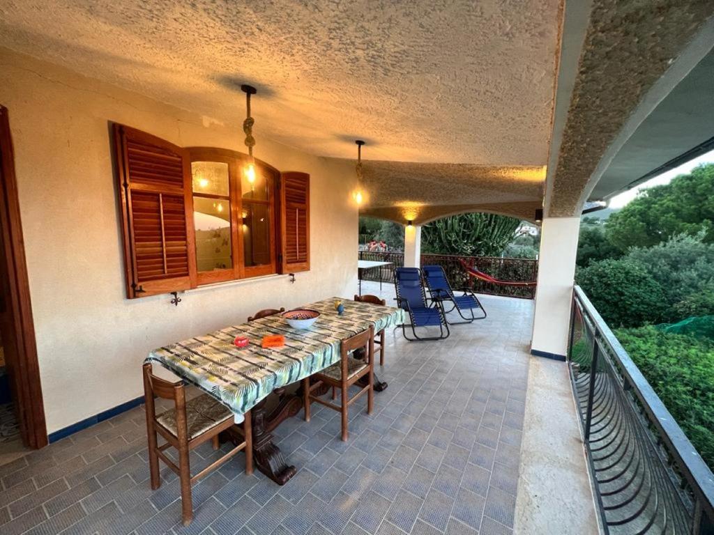 un patio avec une table et des chaises sur un balcon dans l'établissement Villa La Terrazza Sul Mare di Trabia, à Trabia