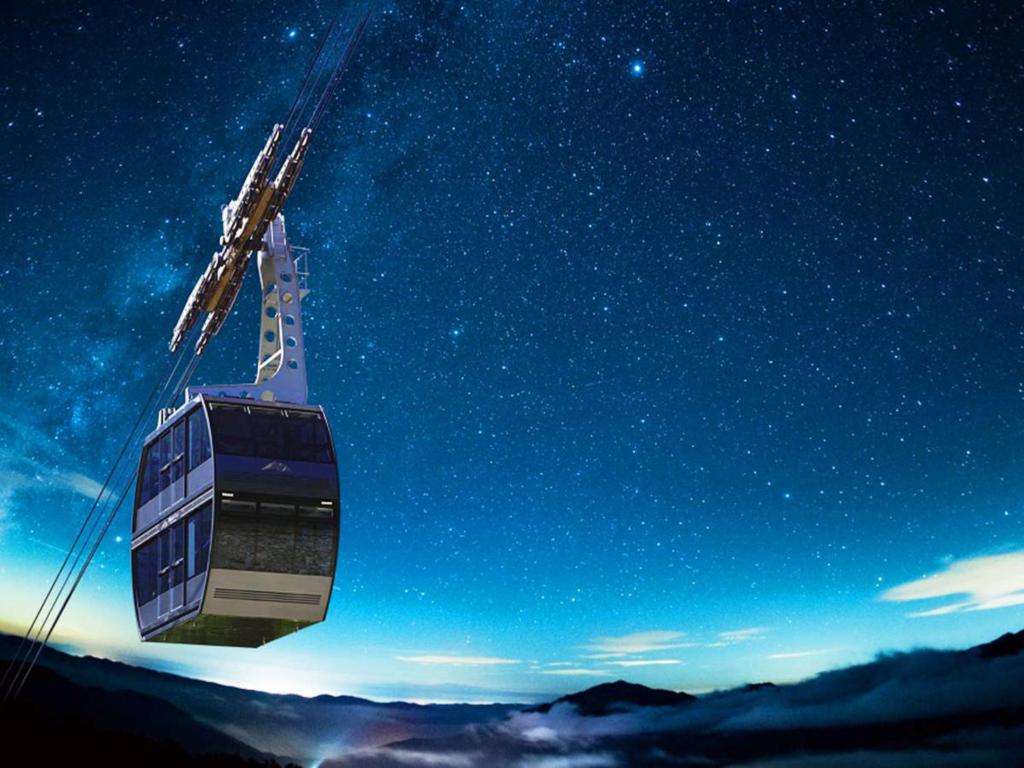 une télécabine dans le ciel la nuit dans l'établissement Hotel Hotaka, à Takayama 47 autres photos