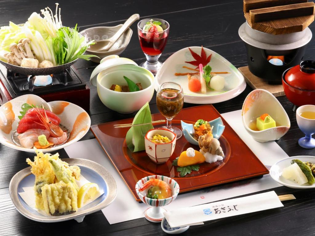 une table garnie de plats et de boissons dans l'établissement Hotel Asafuji, à Fujikawaguchiko
