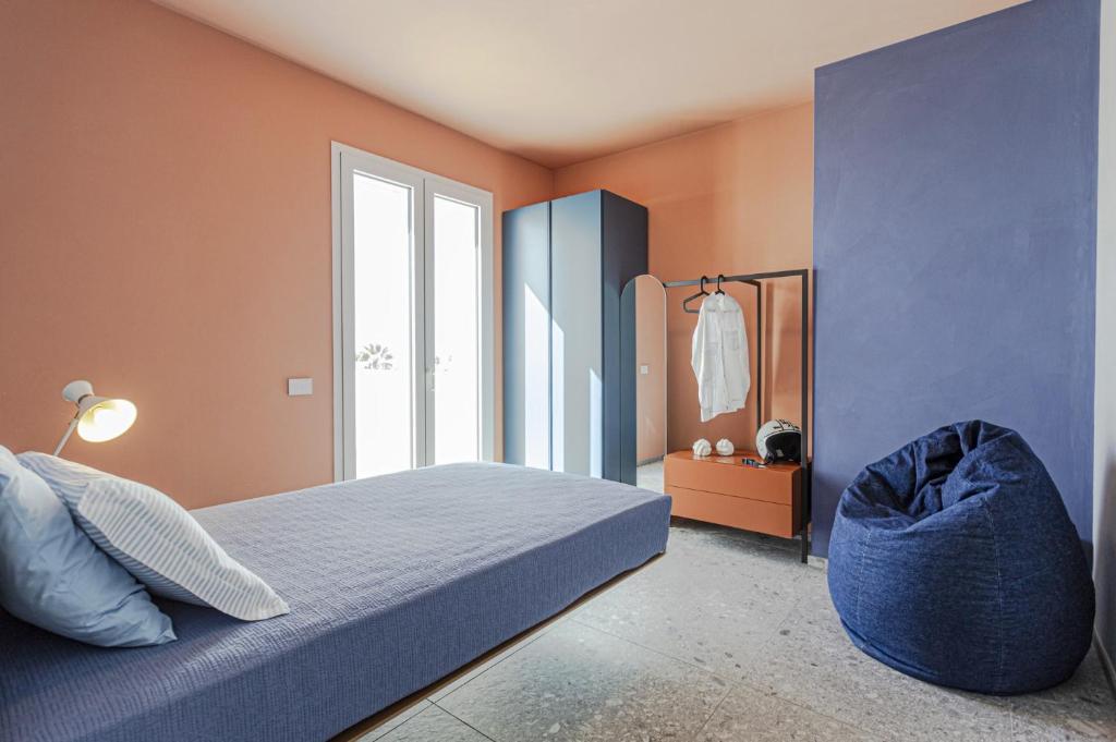 une chambre avec un lit et une grande fenêtre dans l'établissement Villa Brezza Marina by Villa Plus, à Marina di Ragusa