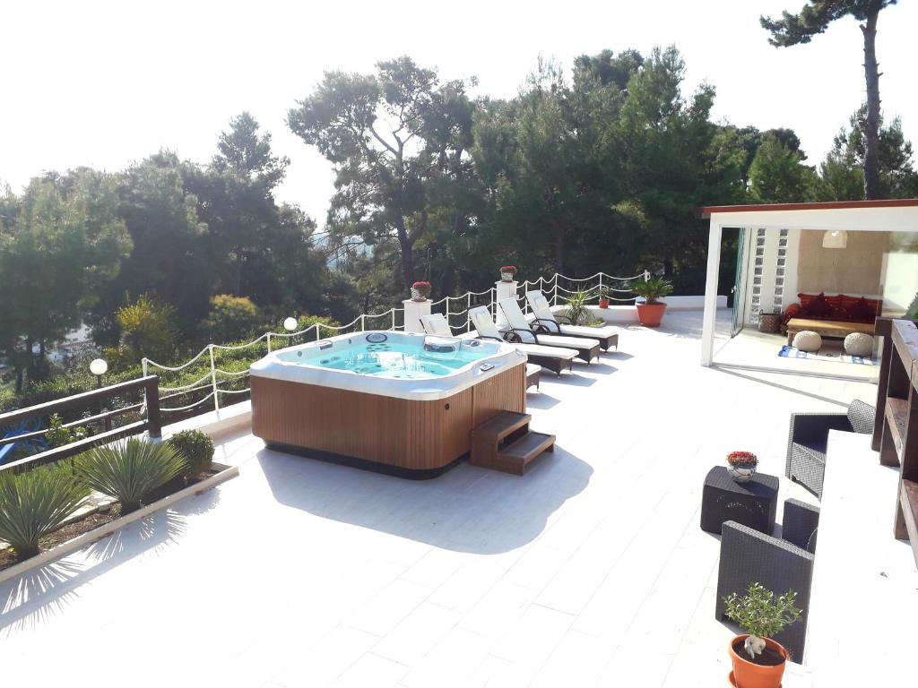 - une terrasse avec un bain à remous au-dessus d'un bâtiment dans l'établissement Residence Maresol, à Vieste