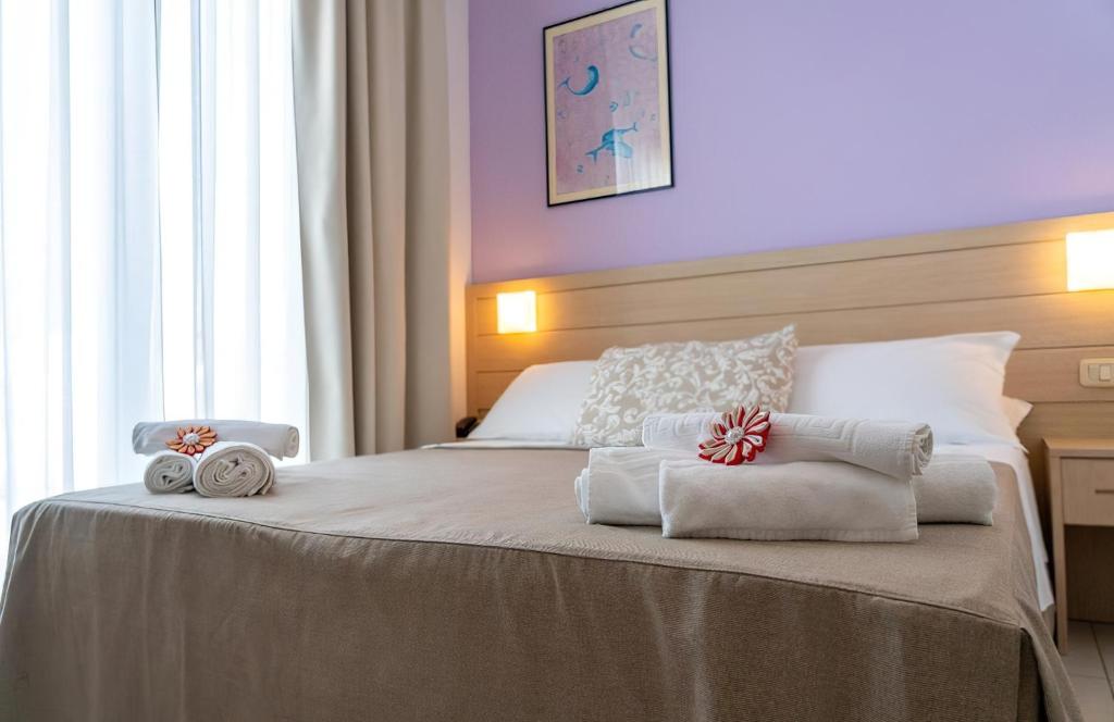 une chambre avec un grand lit avec des serviettes dessus dans l'établissement Gargano Hotel Helios, à Rodi Garganico 55 autres photos