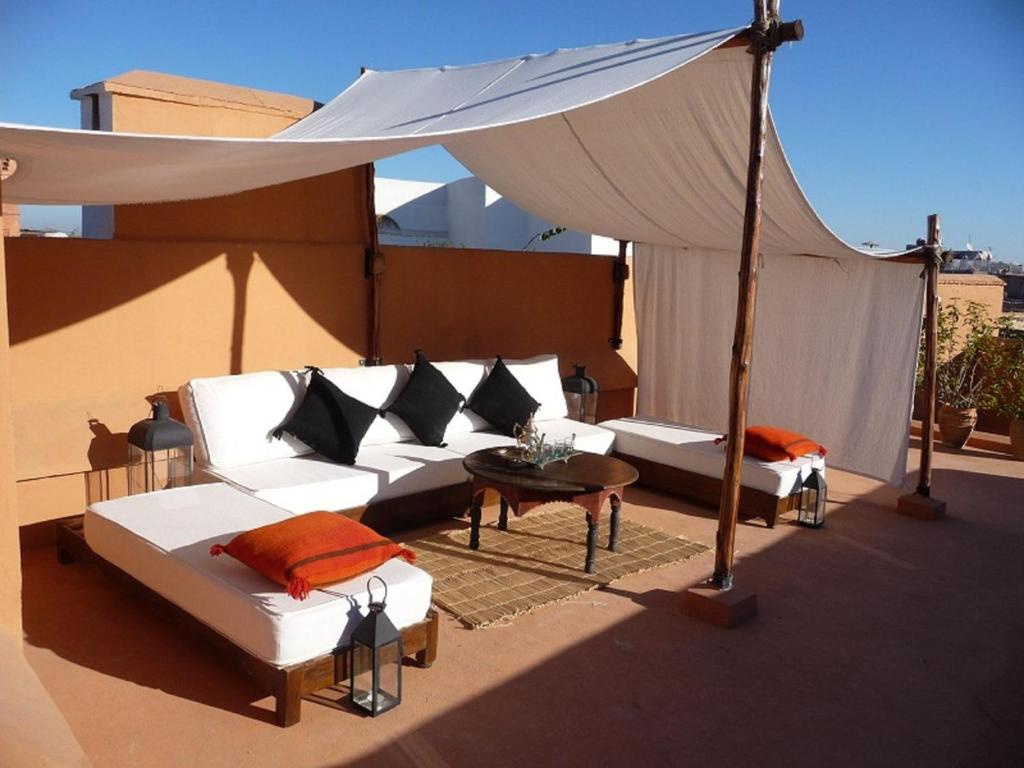 un canapé blanc assis sur le toit dans l'établissement Riad Matham, à Marrakech 37 autres photos