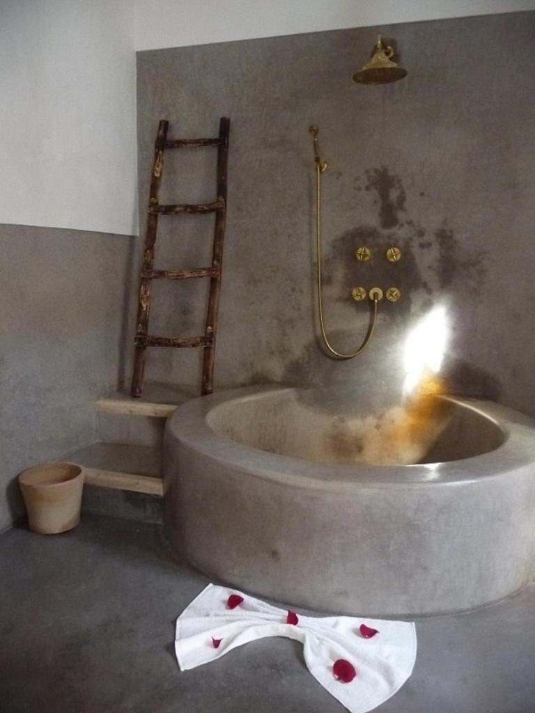 La salle de bains est pourvue d'une baignoire et d'une serviette. dans l'établissement Riad Matham, à Marrakech
