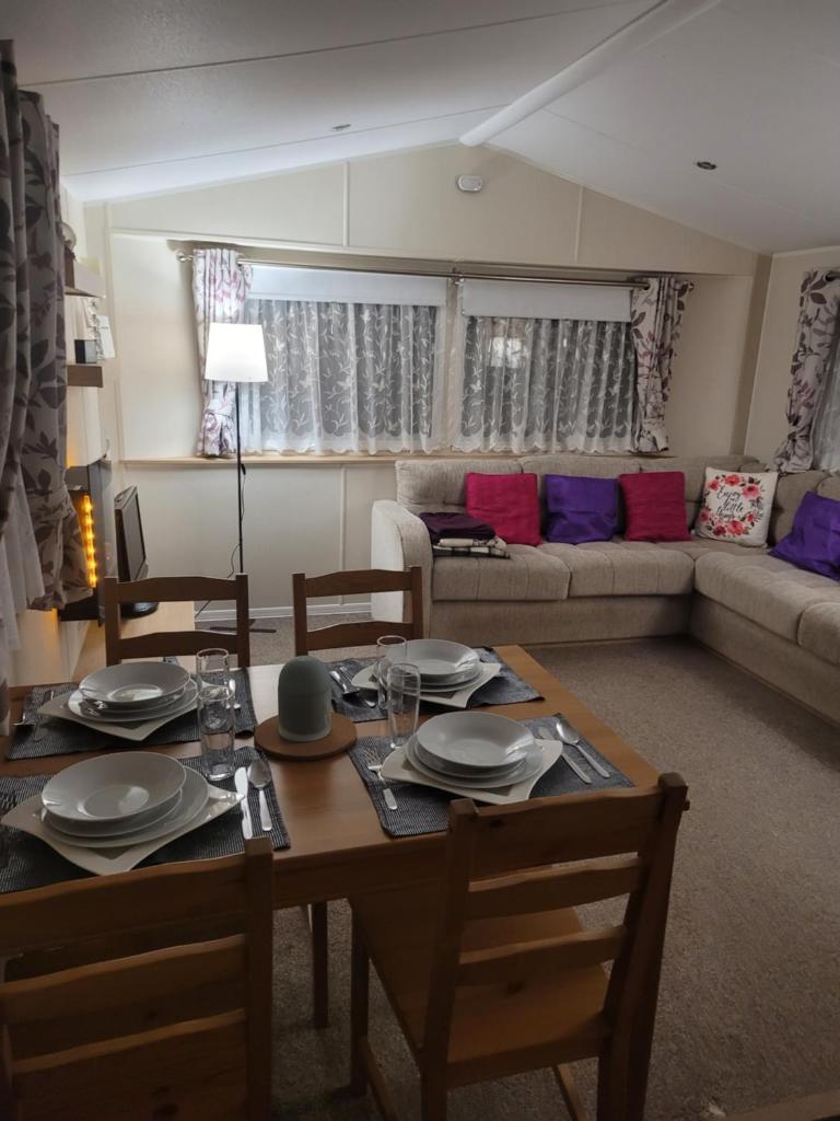 Cozy Caravan Near Edinburgh 4