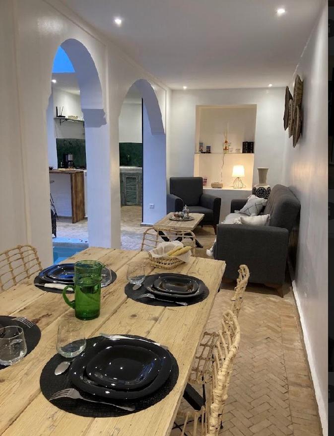 d'un salon avec une table en bois et des plaques de cuisson. dans l'établissement Riad KaBaYa Charme Exclusif Privatisé 2 à 8 Pers., à Marrakech 37 autres photos