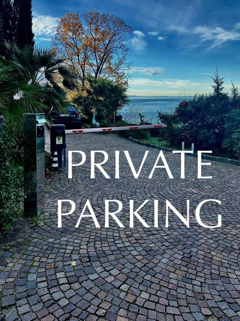 un panneau indiquant un parking privé sur une route en briques dans l'établissement Hotel Riviera & Maximilian's, à Trieste