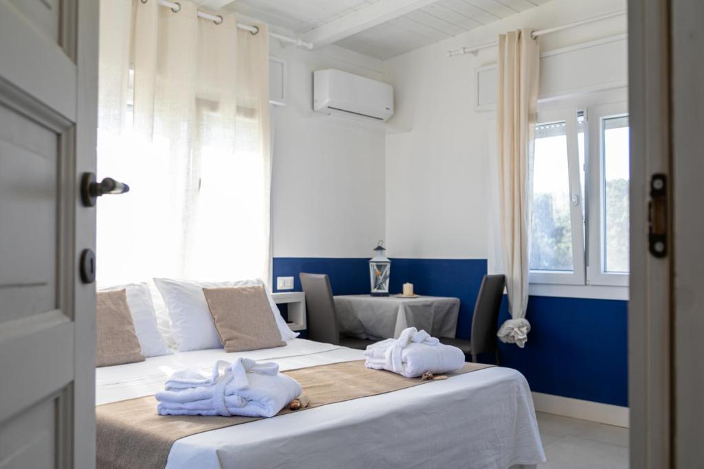 - une chambre avec 2 serviettes sur un lit dans l'établissement Lido degli Angeli Case Vacanza-Beach, à Punta Prosciutto