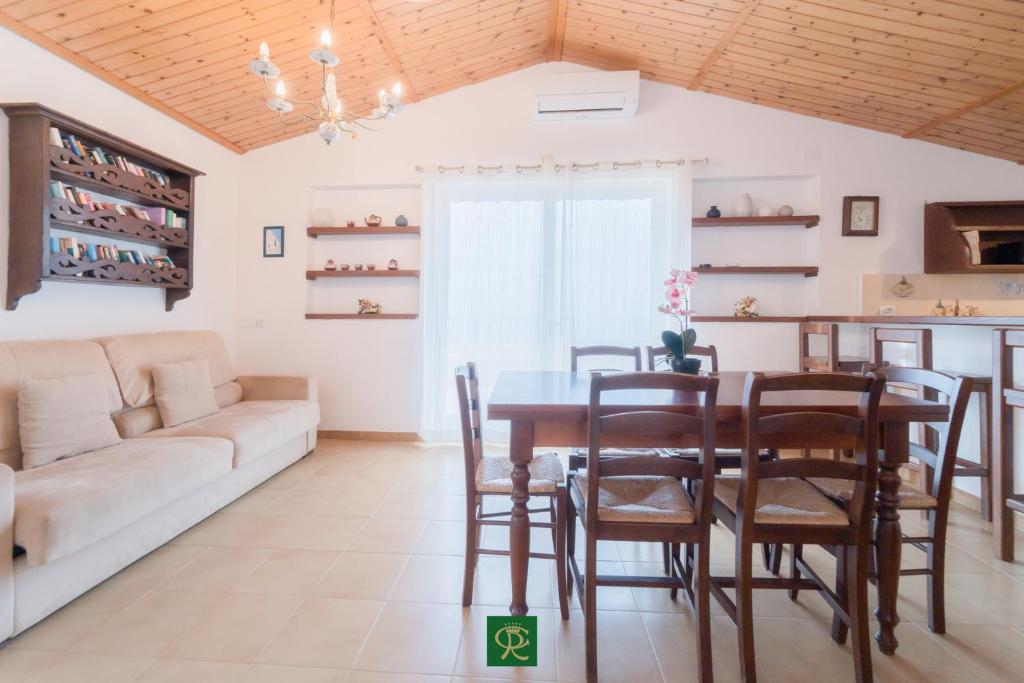 un salon avec une table, des chaises et un canapé dans l'établissement Albatros, à Capoliveri 64 autres photos
