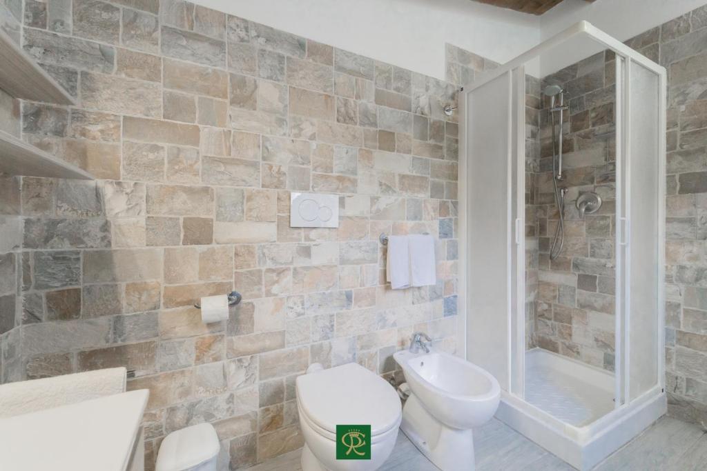 une salle de bain avec toilettes, douche et lavabo dans l'établissement Albatros, à Capoliveri