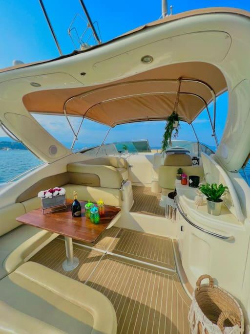 - un yacht de luxe avec une table sur le pont dans l'établissement Séjour Côte d'Azur sur un navire de plaisance, à Mandelieu-la-Napoule