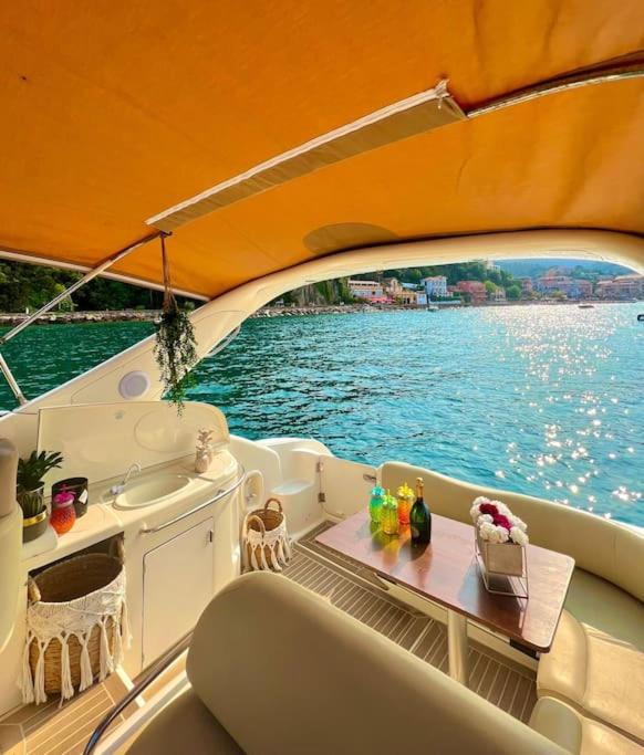 - un bateau avec une table et un évier sur l'eau dans l'établissement Séjour Côte d'Azur sur un navire de plaisance, à Mandelieu-la-Napoule