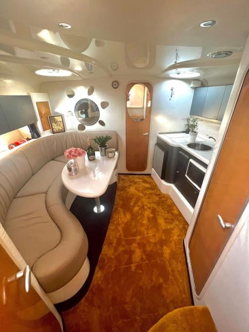 Cette chambre dispose d'un canapé, d'une table et d'une cuisine. dans l'établissement Séjour Côte d'Azur sur un navire de plaisance, à Mandelieu-la-Napoule 8 autres photos