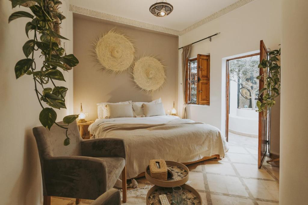 une chambre avec un lit et une chaise dans l'établissement Riad Dar Coram, à Marrakech