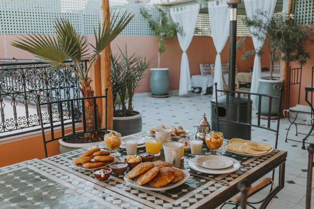 - une table avec petit-déjeuner sur le balcon dans l'établissement Riad Dar Coram, à Marrakech 28 autres photos