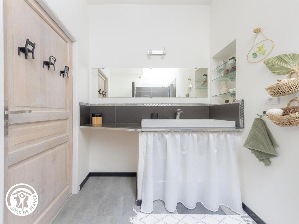 une salle de bain avec un lavabo et un miroir dans l'établissement Maison rénovée avec jardin, piscine chauffée et wifi à Mareuil-sur-Lay - FR-1-426-537, à Mareuil-sur-Lay 14 autres photos