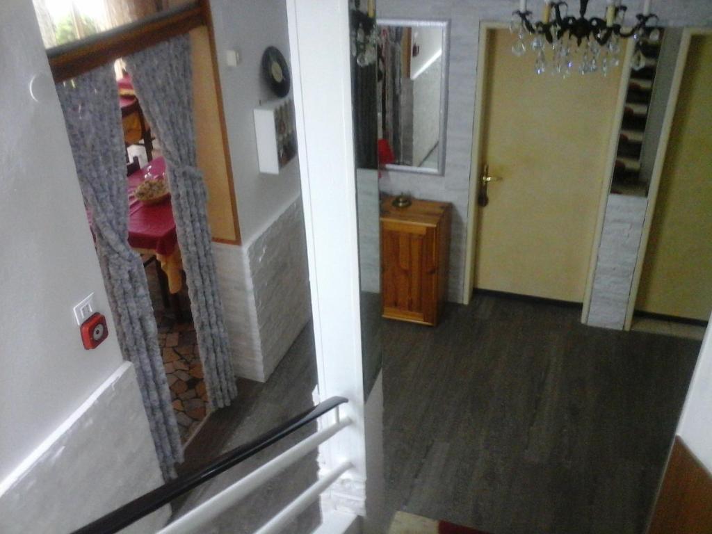 Elle offre une vue sur un couloir avec un escalier et un miroir. dans l'établissement Villa Lavinia, à Rimini