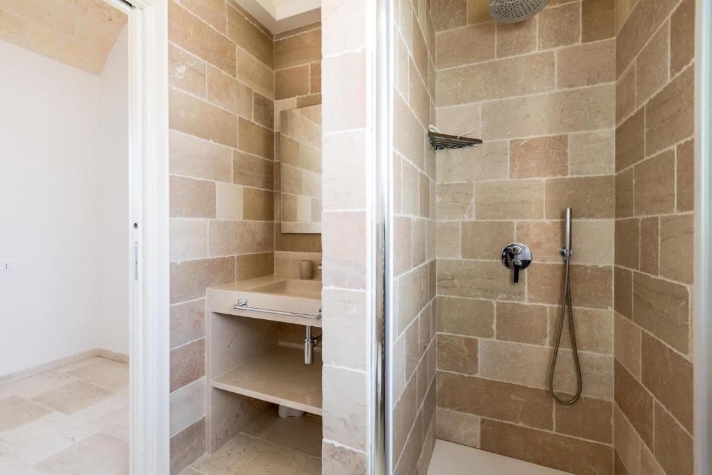 une salle de bain avec douche et lavabo dans l'établissement Villa Angi by Perle di Puglia, à San Vito dei Normanni