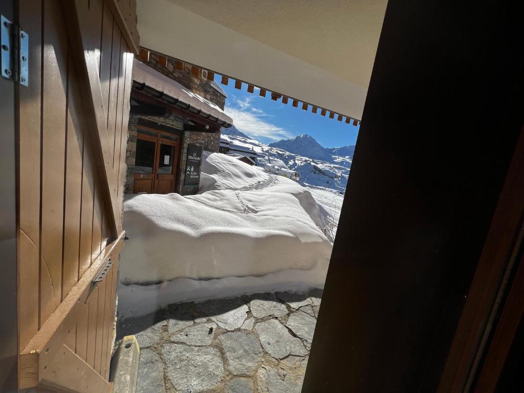 - une vue sur une fenêtre enneigée d'un bâtiment dans l'établissement Haut Belle Plagne, vue montagnes, au pied des pistes, proche de l'ESF & espace piscine inclus, à Belle Plagne