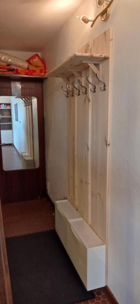 Cette chambre comprend un placard avec une étagère et une porte. dans l'établissement Appartement St Lary Soulan pied des pistes (le Pla d’Adet) 5 personnes, à Saint-Lary-Soulan 2 autres photos