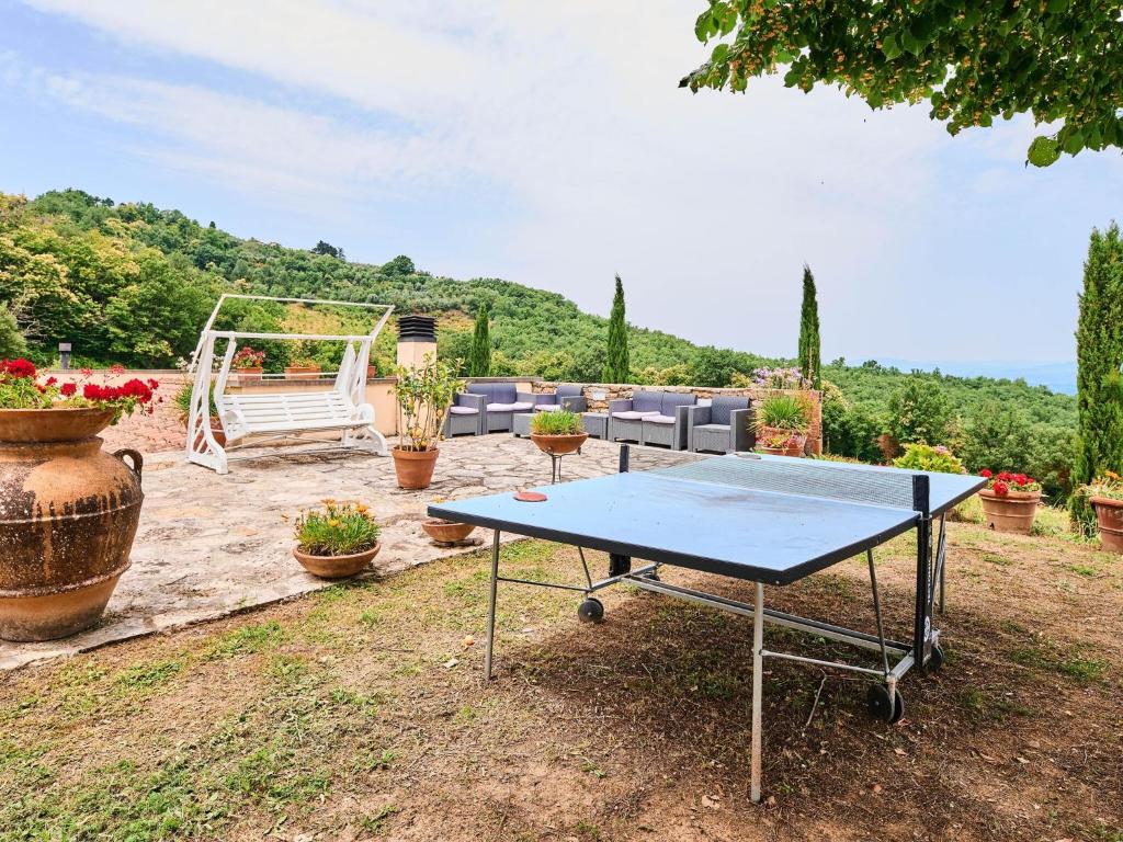 Photo de la galerie de l'établissement Farmhouse in Chianti with Pool and Garden, à Cavriglia
