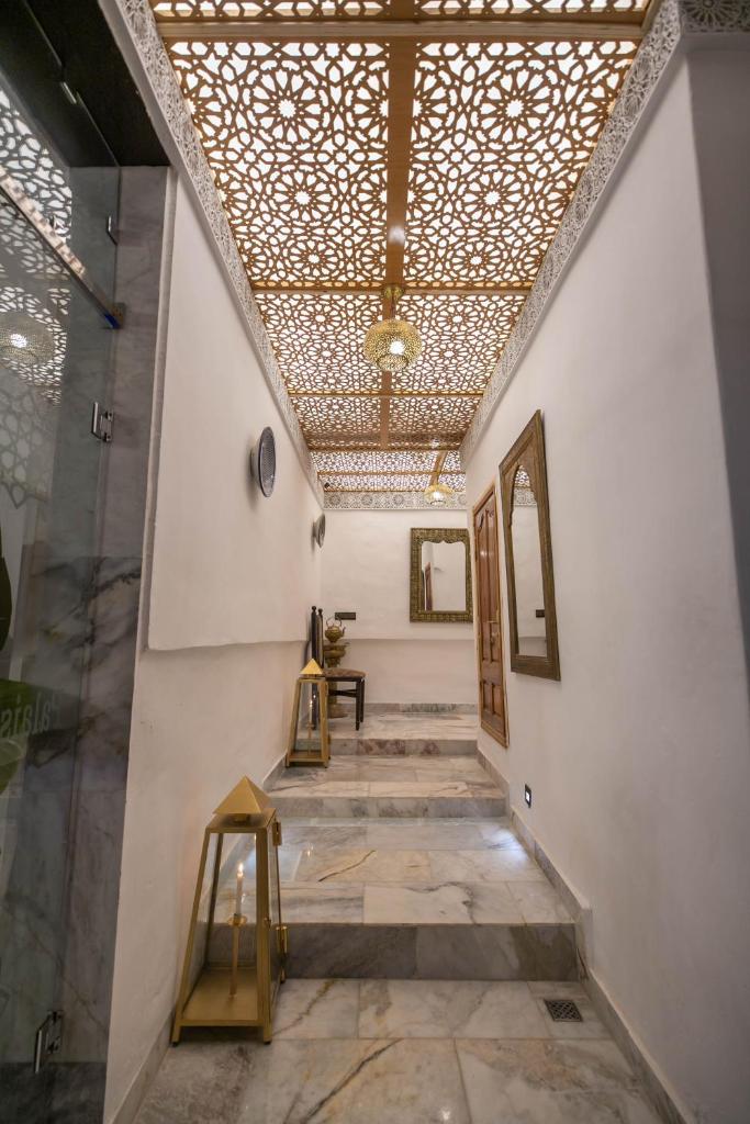 un couloir d'un immeuble avec un plafond éclairé dans l'établissement Palais Chahd Luxury, à Fès