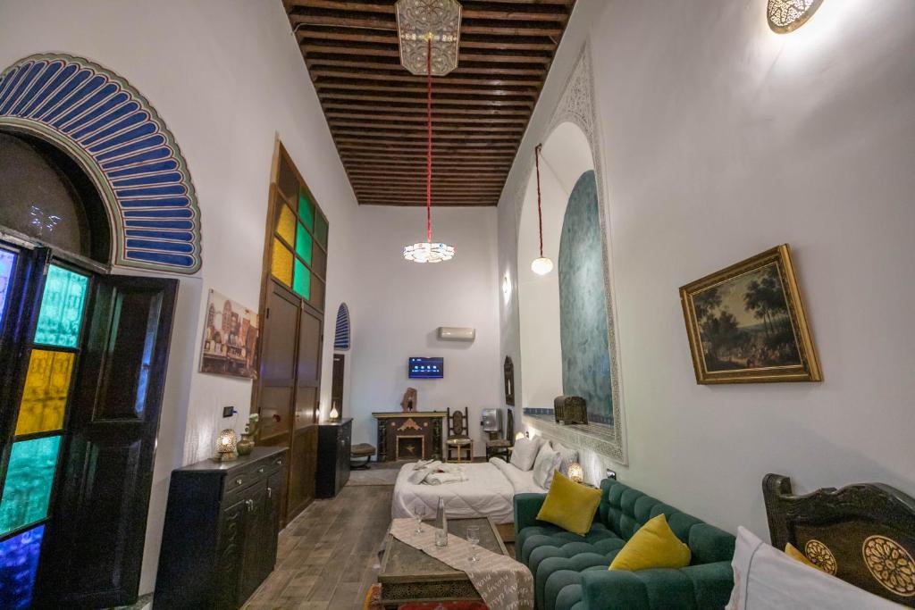 un salon avec un canapé et une table dans l'établissement Palais Chahd Luxury, à Fès