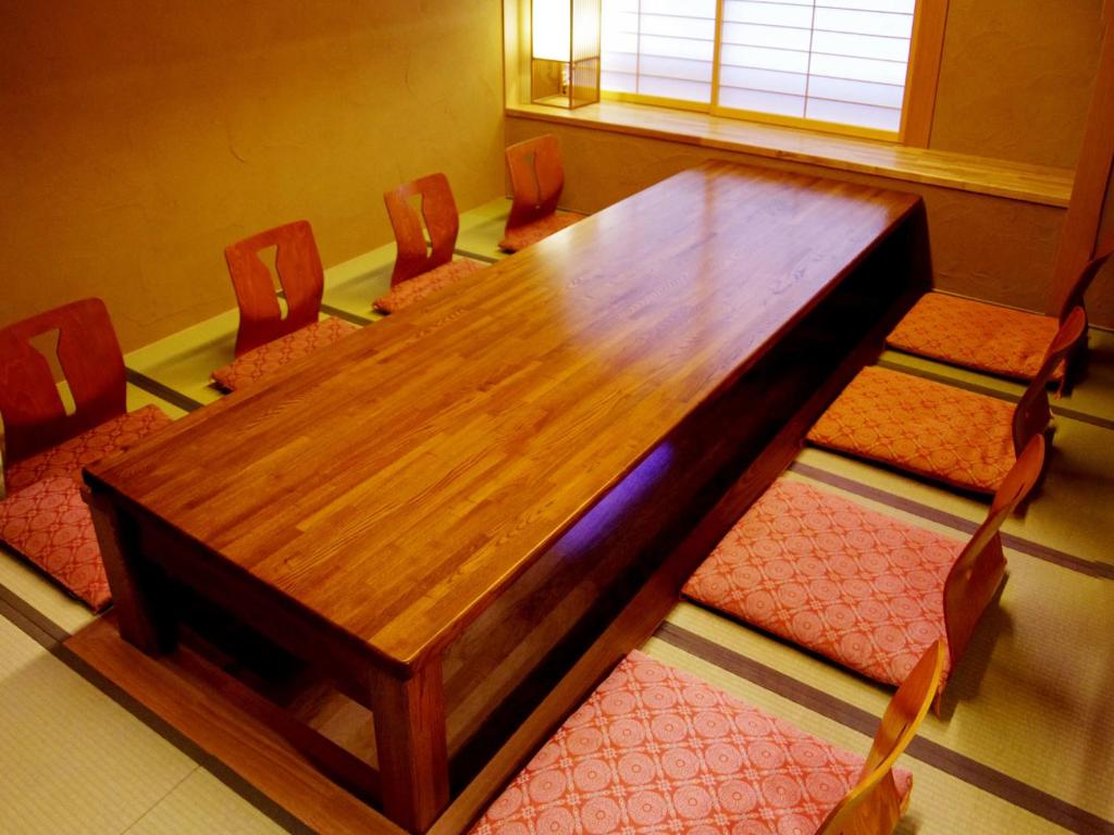 - une table et des chaises en bois dans l'établissement Gero Onsen Yukyunohana, à Gero 34 autres photos