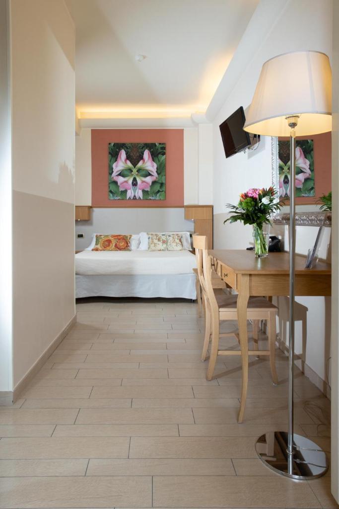 une chambre avec un lit, une table et un bureau dans l'établissement Relais Concorde, à Grottammare 68 autres photos