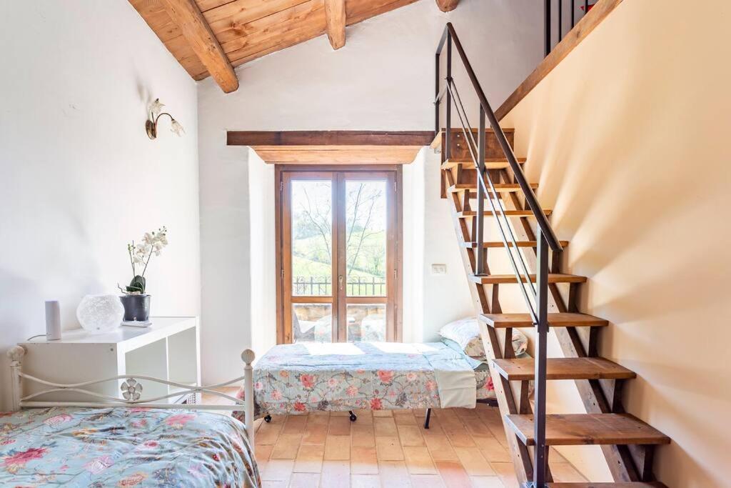 - une chambre avec un escalier en colimaçon et un lit dans l'établissement Luxury Villa with Pool, Stunning Location, à San Ginesio