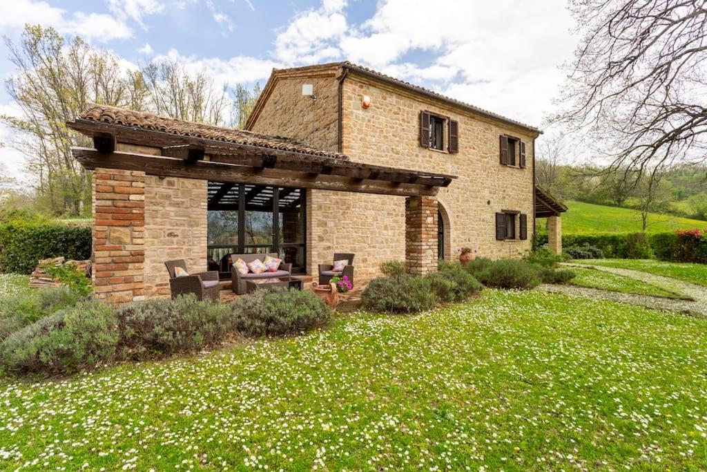 Cette maison en briques dispose d'une terrasse dans la cour. dans l'établissement Luxury Villa with Pool, Stunning Location, à San Ginesio