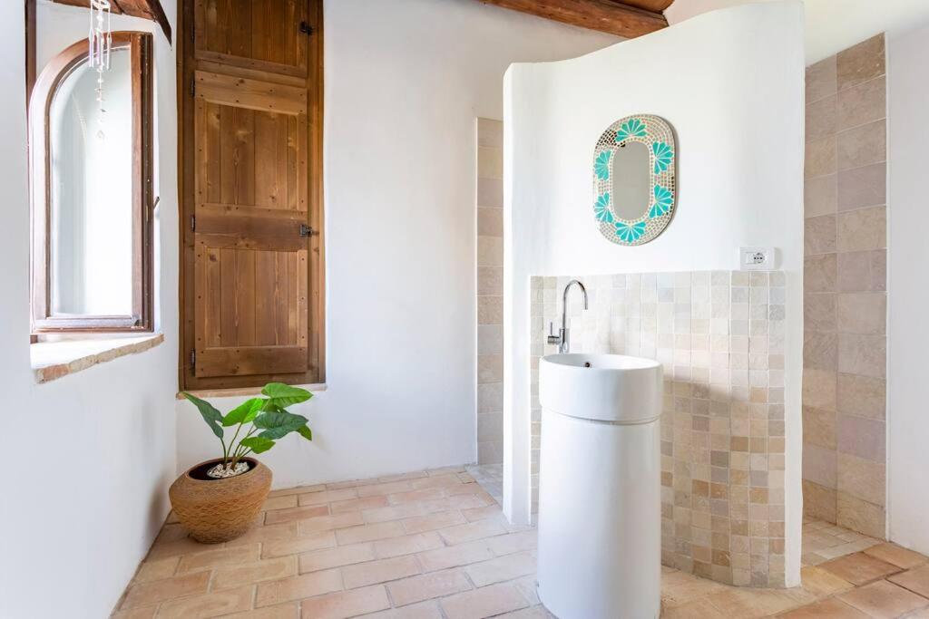 La salle de bains est pourvue d'un lavabo et d'une plante en pot. dans l'établissement Luxury Villa with Pool, Stunning Location, à San Ginesio