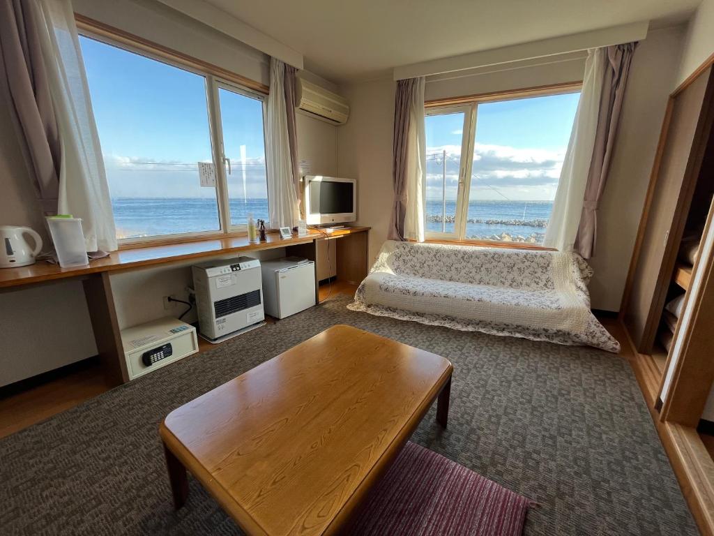 un salon avec vue sur l'océan dans l'établissement LiVEMAX RESORT Shiretoko Sea Front, à Rausu