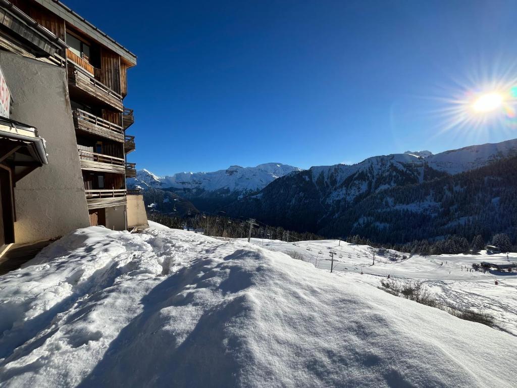 une pile de neige sur le côté d'un bâtiment dans l'établissement Samoens 1600, ski au pied, à Samoëns