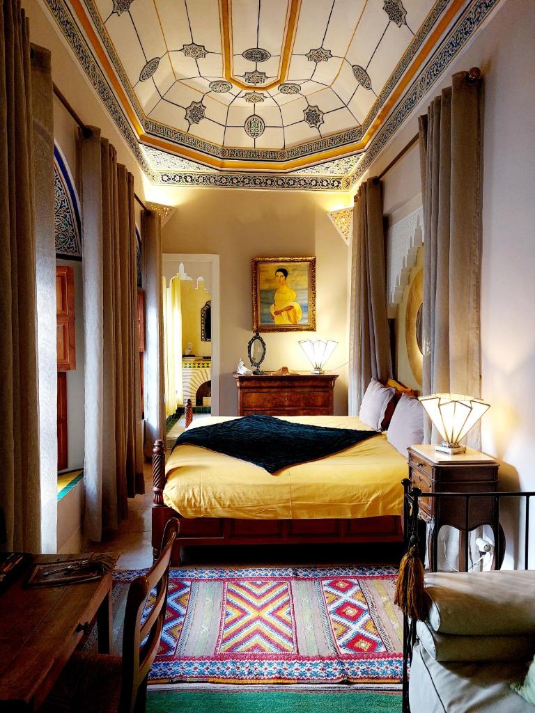 - une chambre avec un lit et un plafond à caissons dans l'établissement Riad Jenaï L'Authentique, à Marrakech