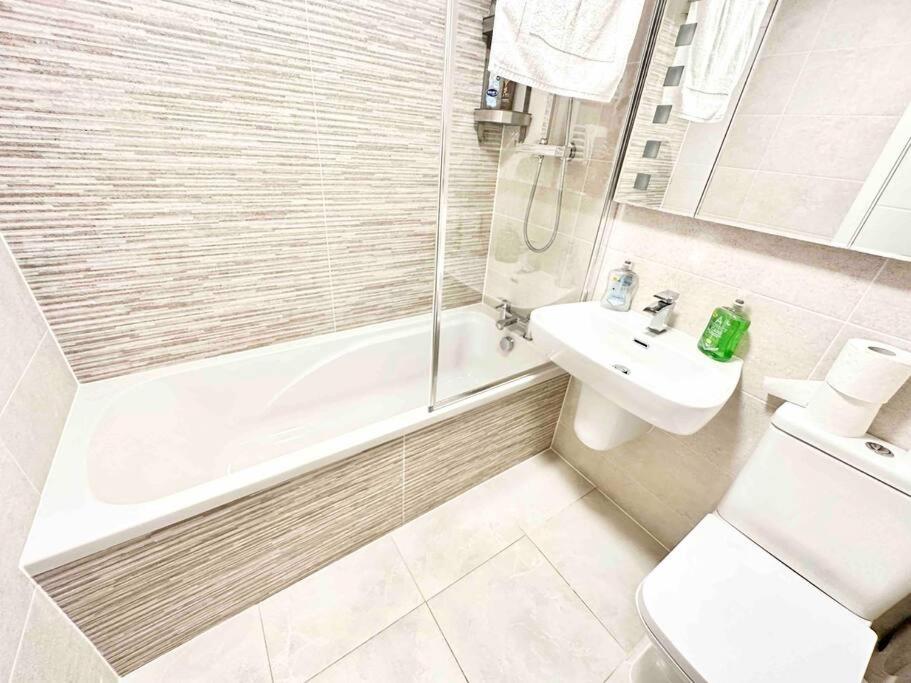 Paradigm House, Stunning 2-Bedroom Apartment 1, free Parking, Oxford 8