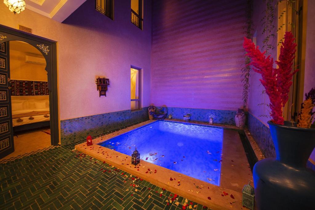 - une grande piscine dans une chambre dans l'établissement Riad Atrium & Spa, à Marrakech 37 autres photos