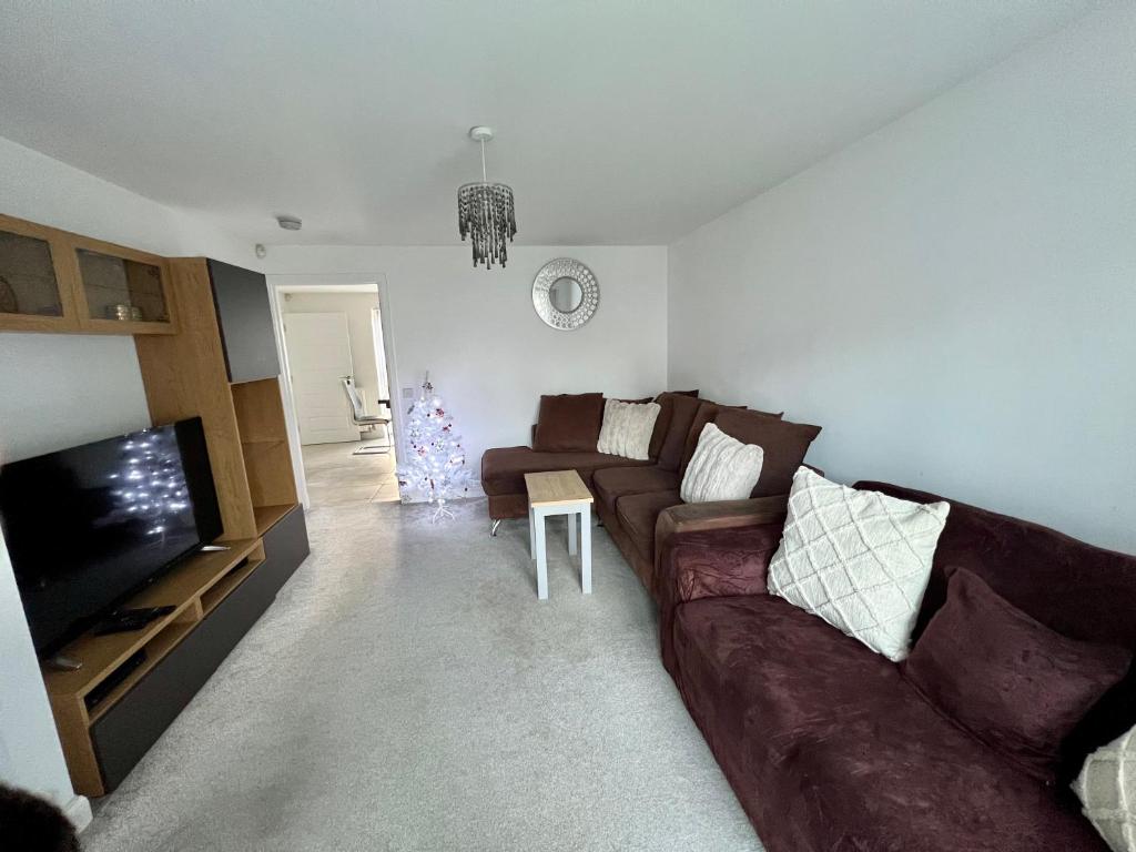 Beautiful 4-Bedroom House with Private Garden & Parking 5