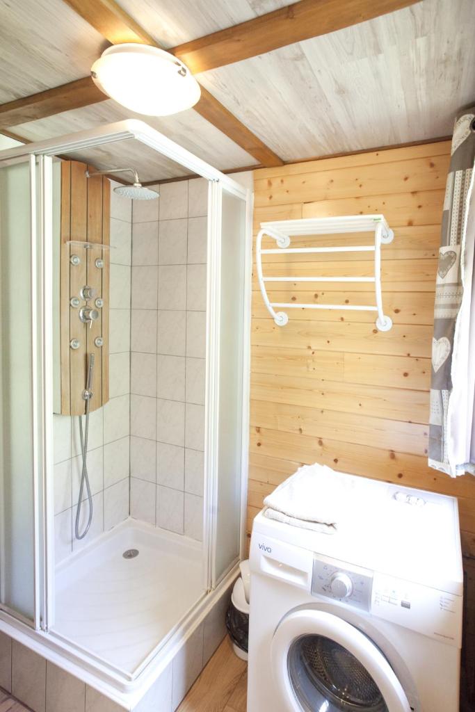 La salle de bains est pourvue d'un lave-linge et d'une douche. dans l'établissement Chalet l'aubépine résidence B&B, à Bessans