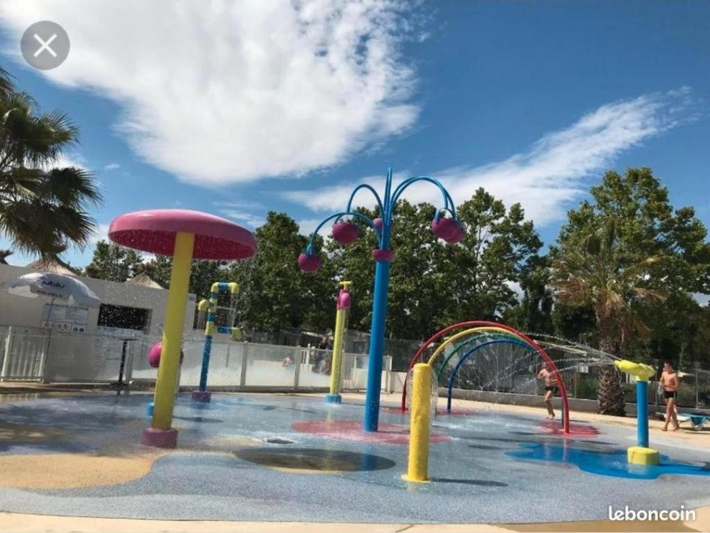 - un parc aquatique avec toboggan dans l'établissement MOBILHOME FABULEUX CAMPING VIAS PLAGE - PISCINE et SPA - 4 ETOILES, à Vias