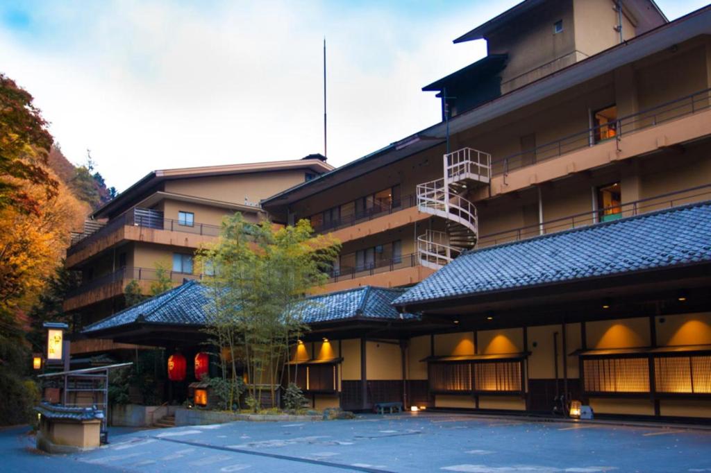 un bâtiment avec un terrain de basket en face de celui-ci dans l'établissement Shima Yamaguchikan, à Nakanojo